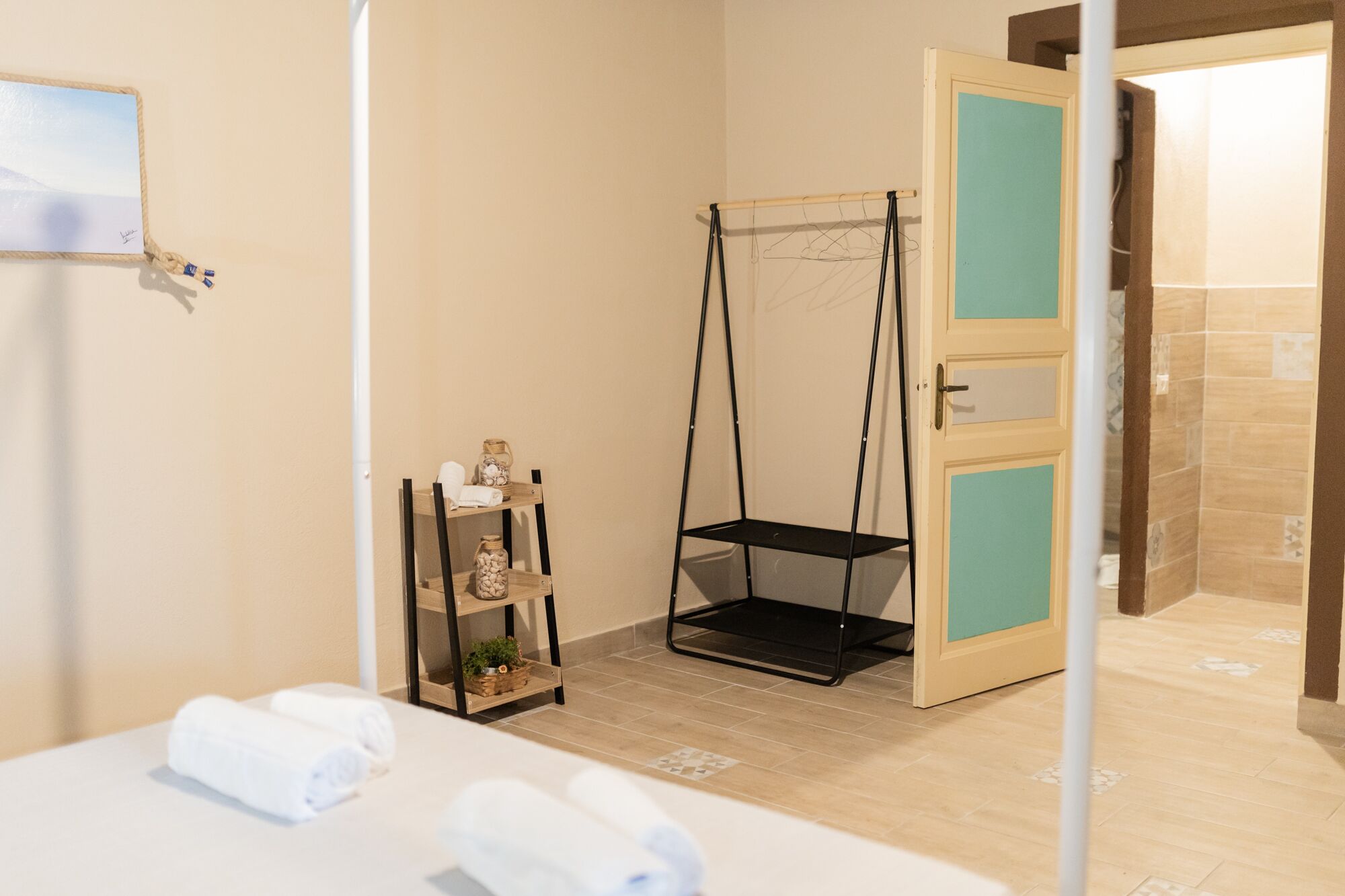 Minibar, desk, soundproofing, bed sheets