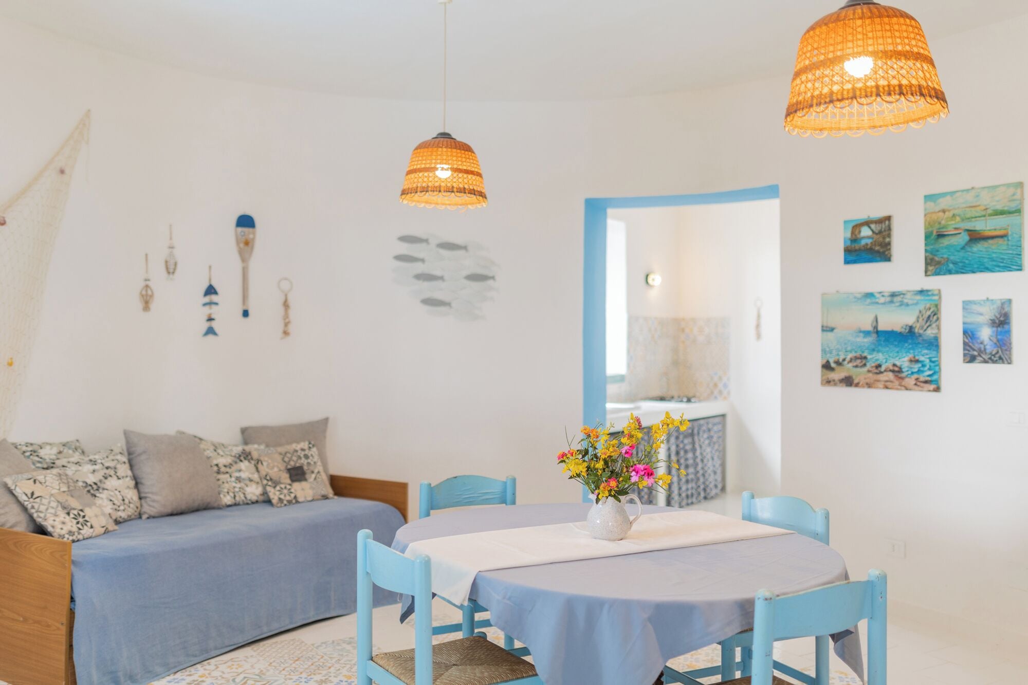 Condo Confort | Área de sala de estar | Futbolito, tenis de mesa y libros 