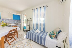 コンフォート コンドミニアム | ミニバー、デスク、防音設備、ベッドシーツ