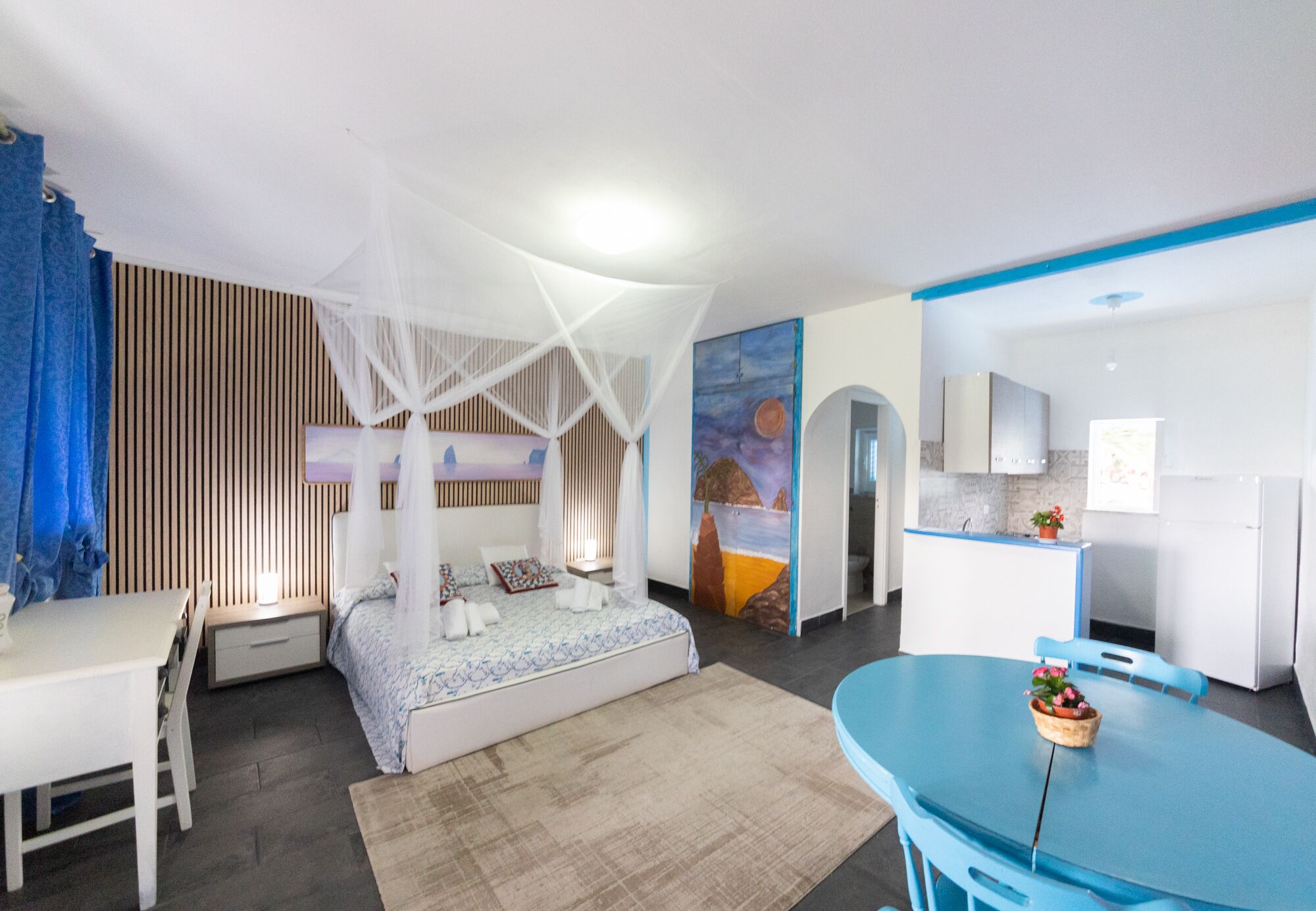 Romantic Suite | Minibar, desk, soundproofing, bed sheets