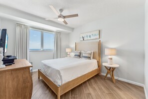 2 bedrooms, iron/ironing board, free WiFi, bed sheets - May 29-June 4 Now Open* Golf Cart* Directly On Beach*Tiki Bar*Large Pool*Hot Tub (Miramar Beach)