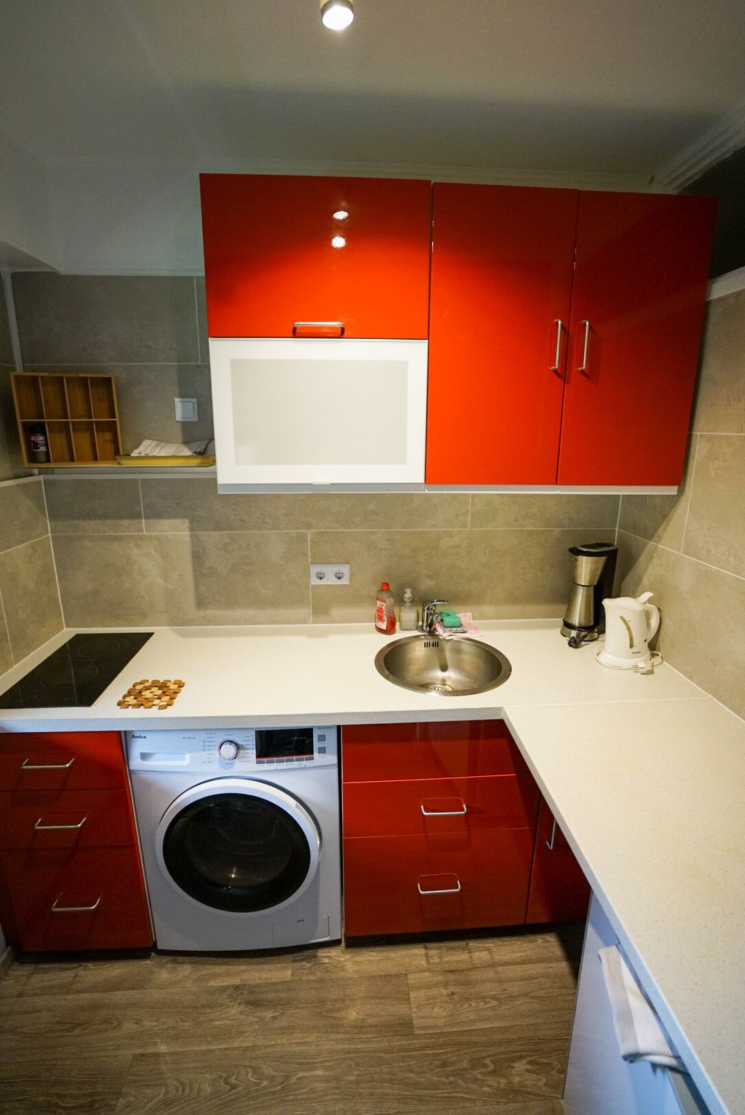 Réfrigérateur, micro-ondes, plaque de cuisson, cafetière/bouilloire