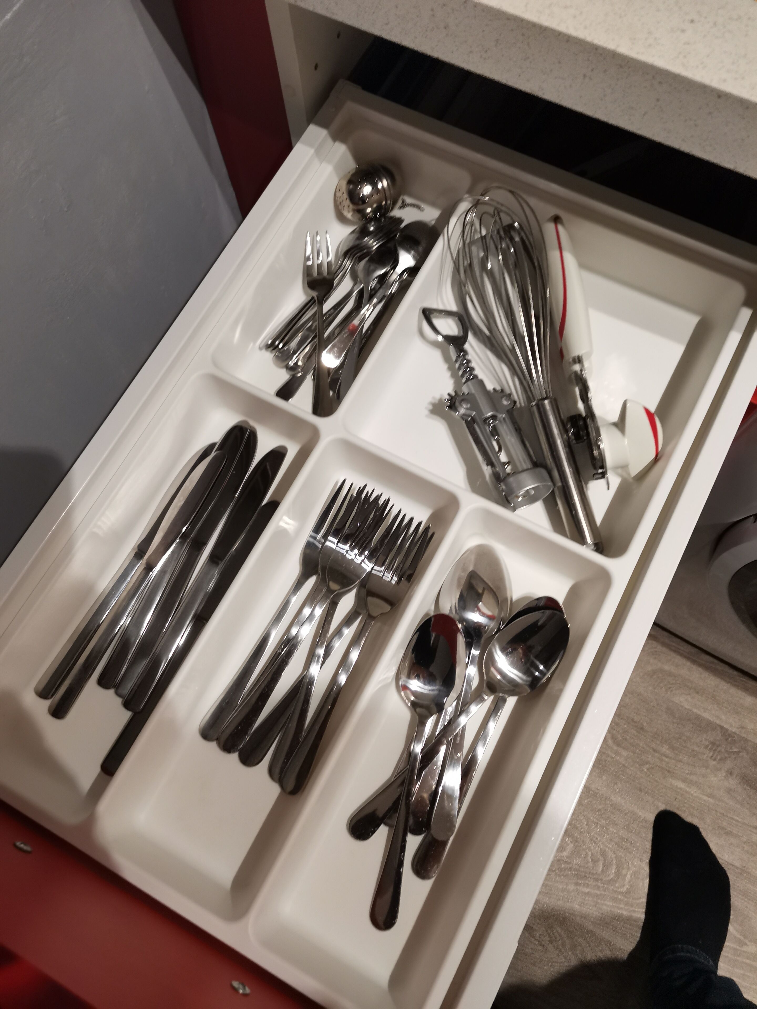 Wasserkocher mit Kaffee-/Teezubehör, Kühlschrank, Mikrowelle, Herdplatte