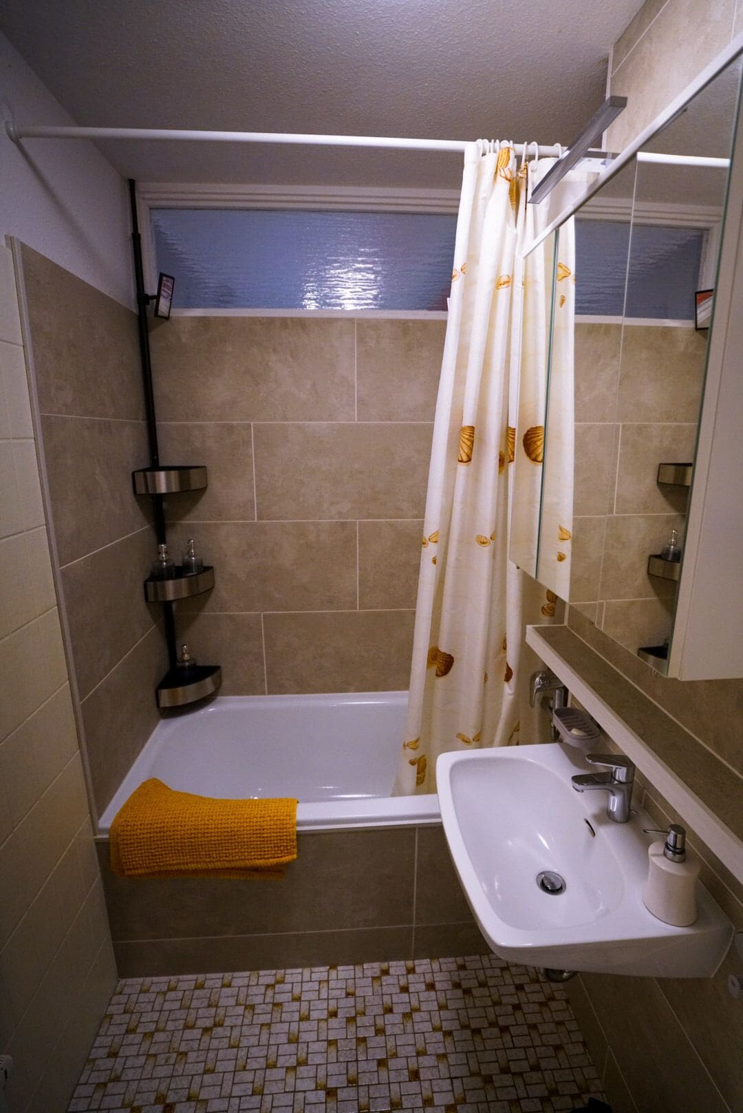 Sèche-cheveux, serviettes fournies, savon, shampoing