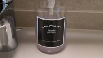 Una botella de jabón de manos sobre un lavabo de baño.