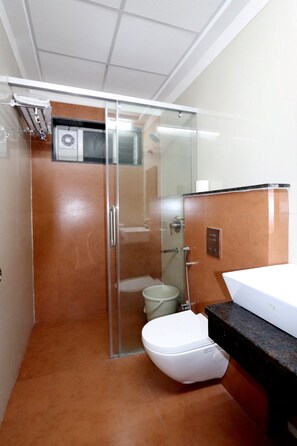 تجهيزات دش، دُش غزير، مستلزمات مجانية للعناية الشخصية، مجففات شعر