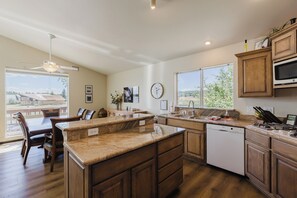 雪櫃、微波爐、焗爐、爐具