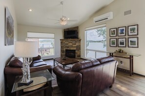 Smart-tv, eldstad, ett bordtennisbord och en stereo