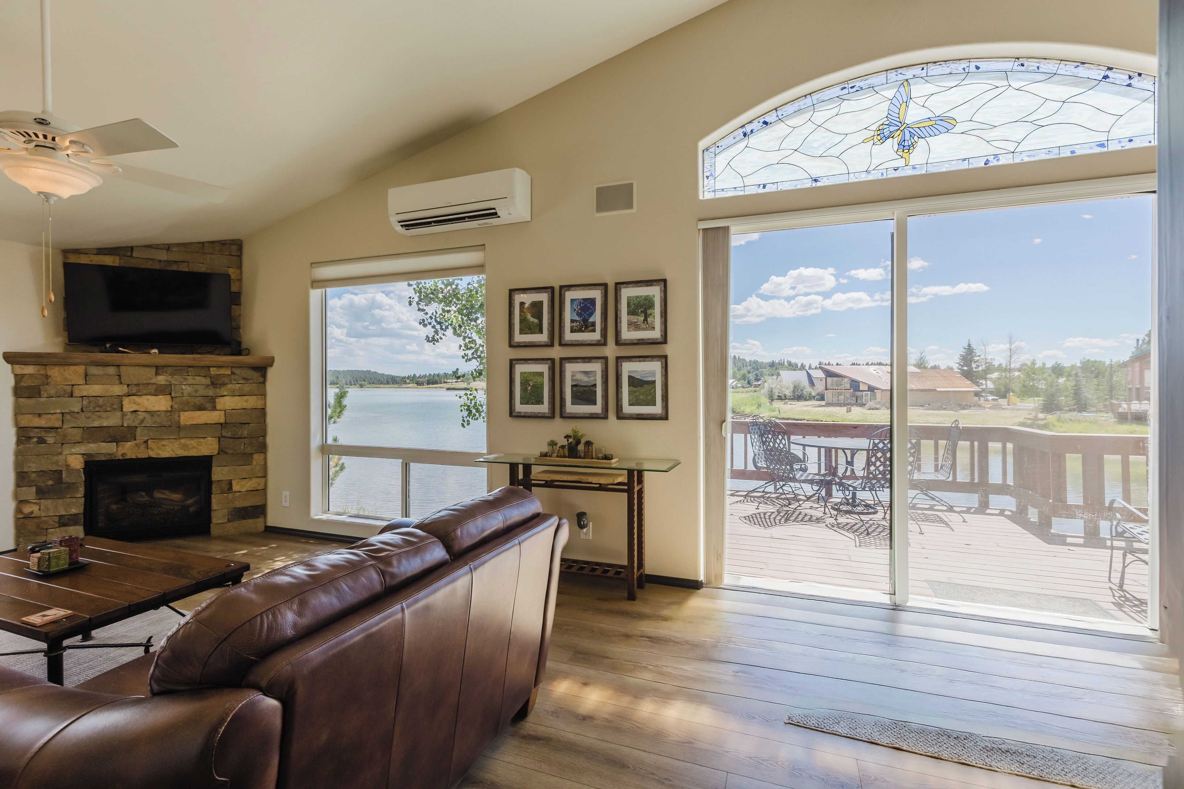 Smart TV, fireplace, table tennis, stereo