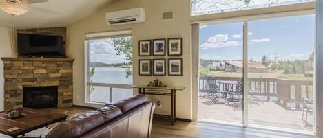 Smart-TV, Kamin, Tischtennisplatte, Stereoanlage