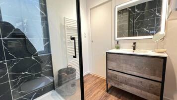 Een douche, een haardroger, handdoeken, zeep