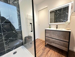 Dusch, hårtork, handdukar och tvål