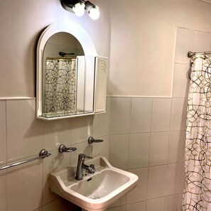 Towels, soap, shampoo, toilet paper - Casa con Cochera en el Centro de San Rafael (San Rafael)