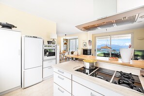 Villa básica | Cocina privada | Frigorífico grande, microondas, horno y lavavajillas