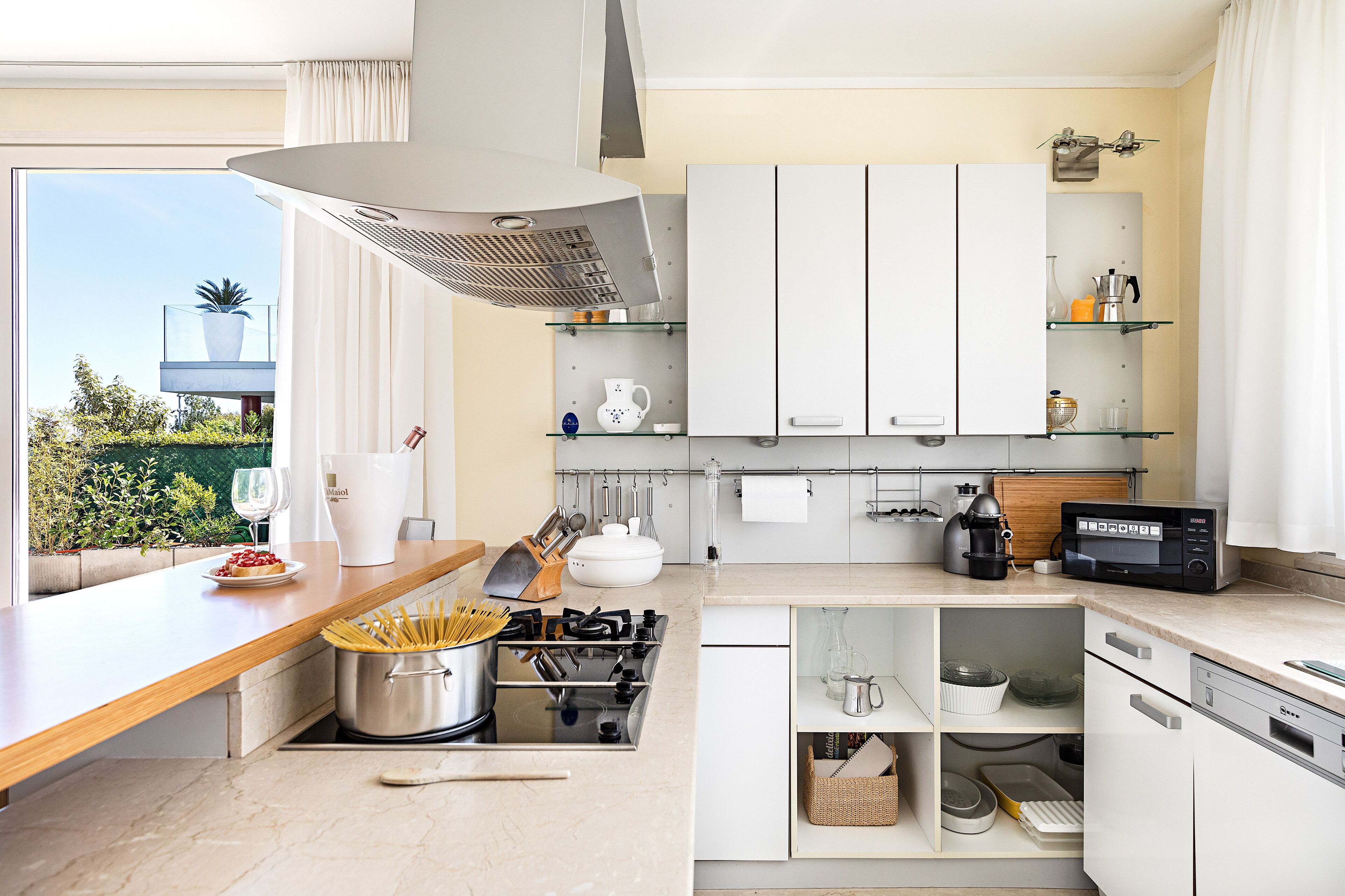 Basic Villa | Private kitchen | Full-sized fridge, microwave, oven, dishwasher