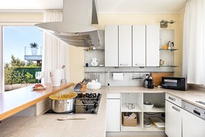 Basic Villa | Private kitchen | Full-size fridge, microwave, oven, dishwasher - Villa Perla by Wonderful Italy (Lonato del Garda)