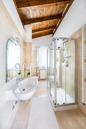 Basic Villa | Bathroom | Hair dryer, bidet, towels, soap - Villa Perla by Wonderful Italy (Lonato del Garda)