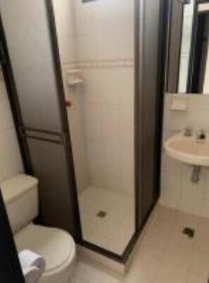 Douche, sèche-cheveux, serviettes fournies, savon