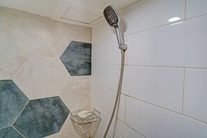 Habitación Deluxe doble | Baño | Ducha, toallas y jabón