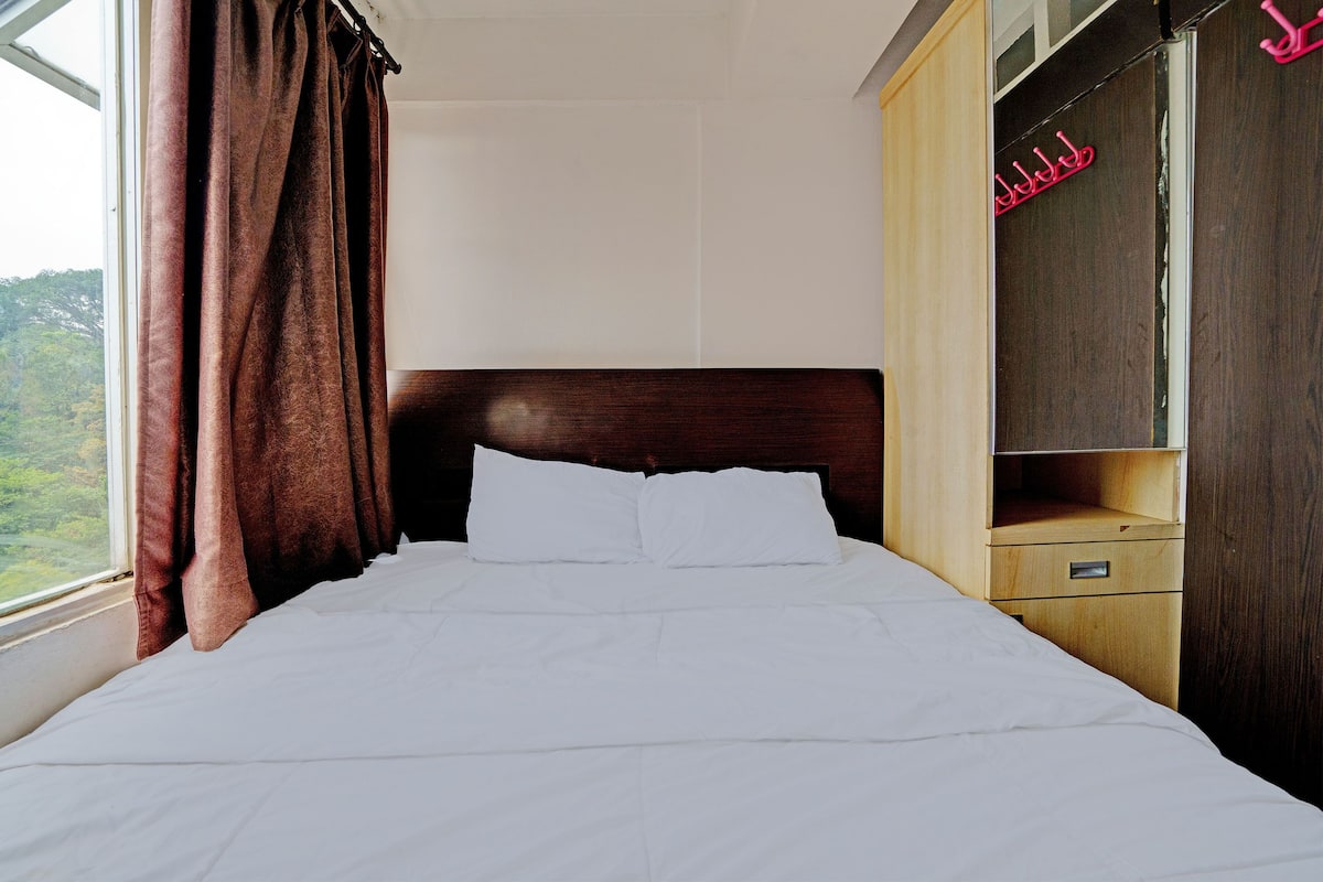 Deluxe Double Room | Desk, free WiFi, bed sheets