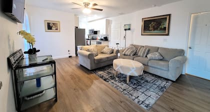 126-House (10BR): a renovated duplex near FSU
