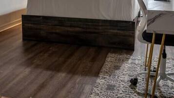 4 makuuhuonetta, työpöytä, silitysrauta/-lauta, vauvan matkasänky