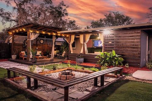 Stylish 4BR w/ Outdoor Space, Busch Gardens (Recently Renovated)