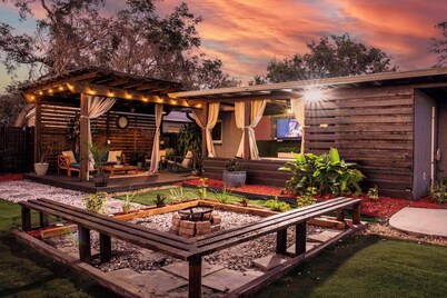 Stylish 4BR w/ Outdoor Space, Busch Gardens (Recently Renovated)