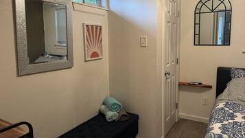 1 Schlafzimmer, Zimmersafe, Schreibtisch, Bügeleisen/Bügelbrett