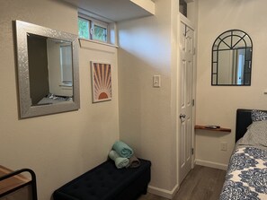 1 camera, una cassaforte in camera, una scrivania, ferro/asse da stiro