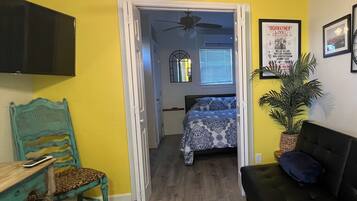 1 makuuhuone, tallelokero huoneessa, työpöytä, silitysrauta/-lauta