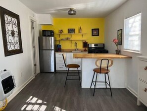 Microones, forn, placa de cuina i cafetera i tetera
