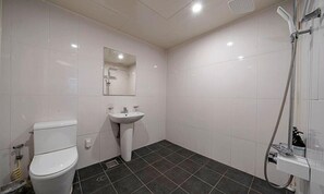 Shower, free toiletries, hair dryer, bathrobes - Chungju Bali Hotel (Chungju)