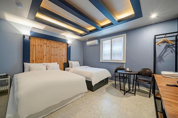 Habitación con 2 camas individuales | Decoración personalizada, muebles diferentes y insonorización