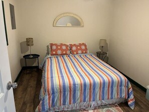 2 bedrooms, WiFi, bed sheets, wheelchair access - The Aspen at Hamilton Cove ~ Cabin Eleven ~ Pet Friendly (Royal)