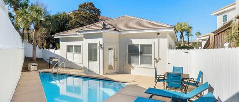 حمّام سباحة مُدفَّأ