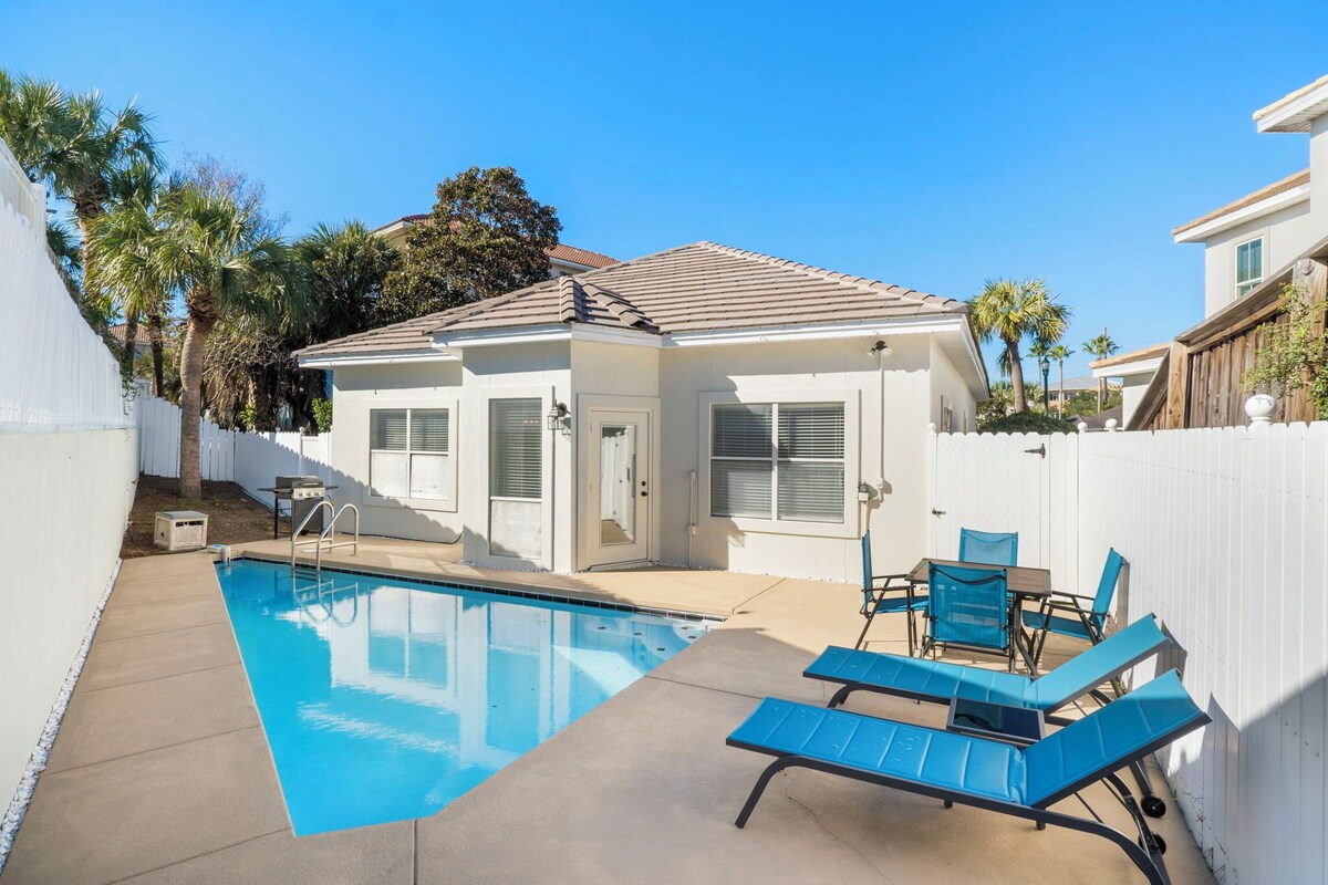 NEW PRIVATE POOL! NEWLY REMODELED! SLEEPS 8! 2/2.5!PET FRIENDLY!!!WINTER RENTERS WELCOME!!!