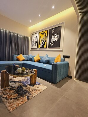 Una televisión, una chimenea