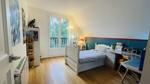 5 bedrooms, iron/ironing board, WiFi, bed sheets