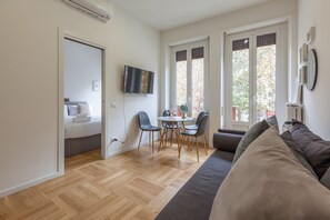 Comfort Apartment Via Solari 2a | Area keluarga | Televisi layar datar 50-inci dengan saluran TV satelit