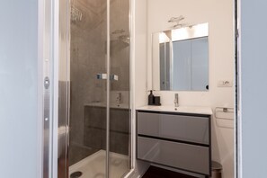 Luxury  Apartment Via Voghera 6 | 욕실 | 샤워 시설, 헤어드라이어, 비데, 타월