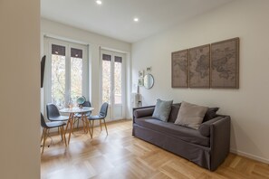 Comfort Apartment Via Solari 2a | Living area | 50-inch flat-screen TV with satellite channels - Milano Apartments S.Agostino (Milan)