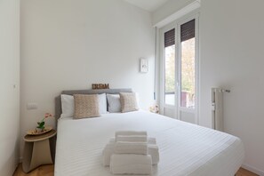 Comfort appartement | Luxe beddengoed, donsdekens, een bureau, een strijkplank/strijkijzer