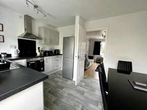 Een koelkast, kruiden