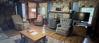 Cozy rustic cottage with country charm 