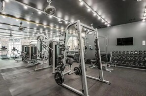 Fitness facility - The Luxe Oasis: downtown escape (Houston)