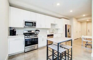 Private kitchen - The Luxe Oasis: downtown escape (Houston)