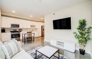 Living area - The Luxe Oasis: downtown escape (Houston)