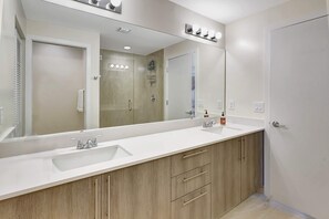 Shower, hair dryer, towels - Elegant Oasis in Majestic Palms of Ft. Myers (Fort Myers)