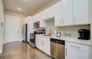 Private kitchen - The Blissful Downtown Retreat (Houston)